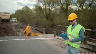 Doğal afet sonucu yıkılmış köprü çökmesi. Tamir işi