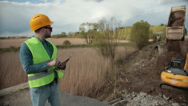 Ingeniero que trabaja en la construcción de carreteras, viga de acero, tela instalada en el puente — Vídeos de Stock