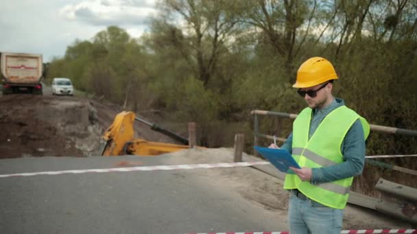 Förstörda vägbro kollaps som konsekvenser naturkatastrof. Reparationsarbeten — Stockvideo