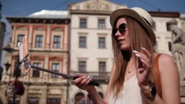 Park akıllı telefonunda güzel bir genç kadının portresi. Mutlu cazibe