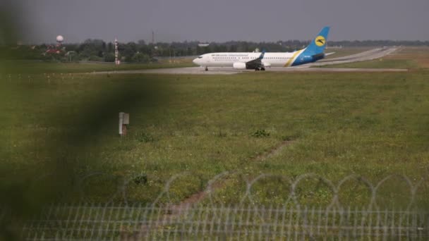 Luchtvaartmaatschappijen boeing is zijn beurt achterom. Vliegtuig tijdens opstijgen op de luchthaven. — Stockvideo