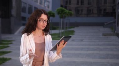 İnternet, modern tablet cihazlarına göz atın. Mutlu genç kadın ped cihazı kullanarak dinleniyor.