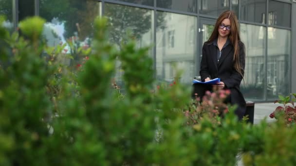 Ondertekening van de overeenkomst, zakelijk concept. Mooie jonge zelfstandige vrouw — Stockvideo