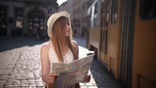 Sonriendo feliz sosteniendo mapa en la ciudad. Mujer perdida en la ciudad sosteniendo un mapa. Atractivo. — Vídeo de stock