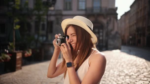 Aspecto de moda, modelo de mujer joven bastante cool con cámara de película retro con sombrero — Vídeo de stock