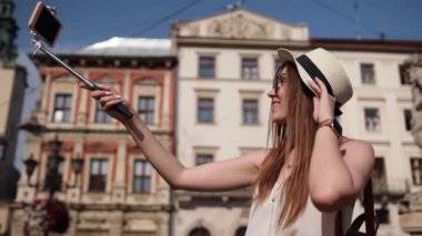 Hafta sonunun tadını çıkarıyorum. Mutlu genç bir kadın selfie çekiyor. Olumlu neşe