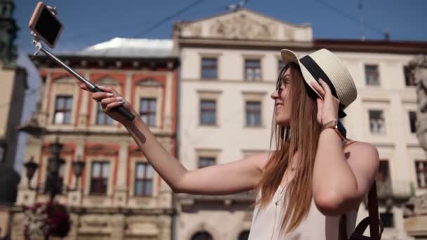 Profiter des vacances du week-end. Joyeux jeune femme prenant selfie. Enthousiaste positif — Video
