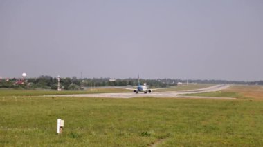 Uçak kalkıyor. Uçak havalanıyor. Koronavirüs sırasında hava yolculuğu yasağı