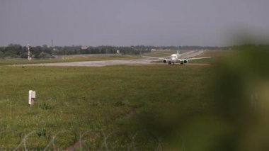 Boeing havayolları geri dönüyor. Havaalanından kalkış sırasında uçak..