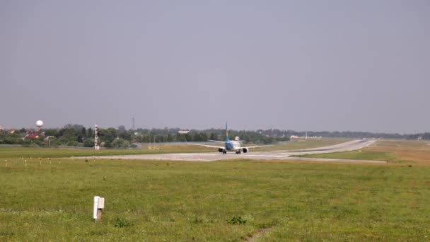 Airplane taking off. Plane fly up. Ban on air travel during the coronavirus — Stock Video