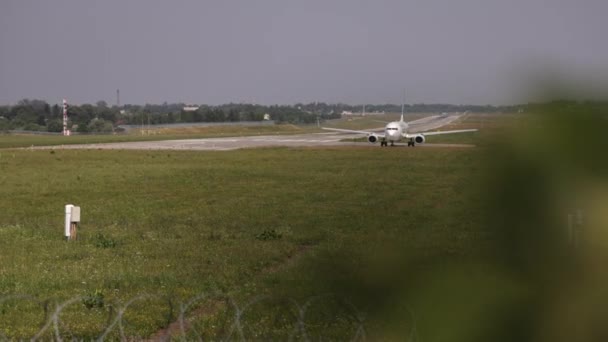 Letecké boeing je na řadě vzadu. Letadlo během vzletu na letišti. — Stock video