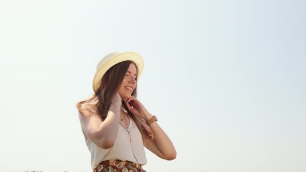 Mujer vestida con ropa de moda, sombrero de paja, viajes. Retrato de cerca de sonreír — Vídeos de Stock