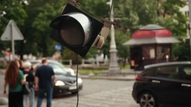Trafik lambası elektrik kablosundan sarkıyor. Kasırga rüzgarları yüzünden kırılmış..