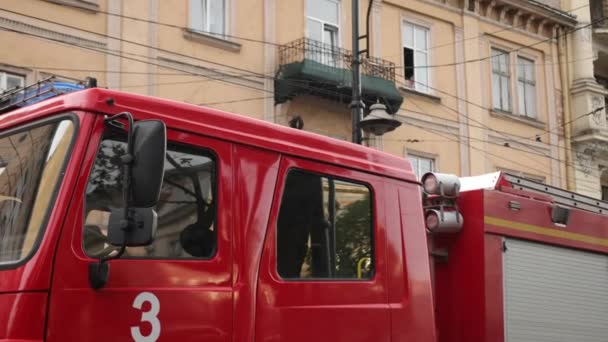 Camión de bomberos se detiene al accidente de escena en las luces del día. Conducción de camiones de bomberos en carretera — Vídeos de Stock
