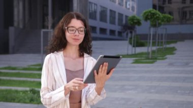 Mutlu genç bayan müşteri sörf web sitesi tablet aygıtında haber sohbeti