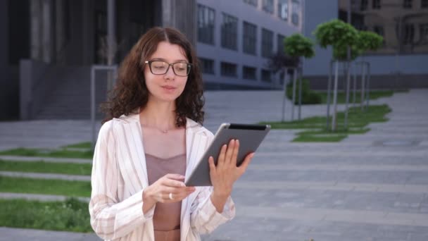 Happy puas wanita muda surfing web membaca berita chatting pada perangkat tablet — Stok Video