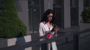 Yaşam tarzı. Genç bayan girişimci dijital tablet üzerine elektronik kitap okuyor