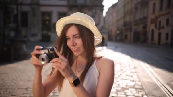 Resefotograf gör bilder i hipster stil hatt. Turistkvinna — Stockvideo