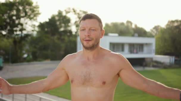 Jovem forte muscular sem camisa branco atleta masculino fazendo exercícios burpee — Vídeo de Stock
