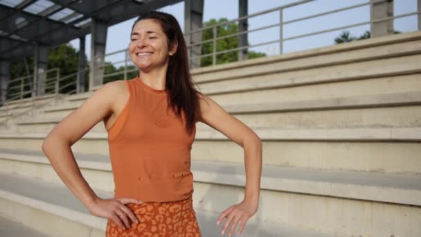Attraktiv fitness kvinna, tränad kvinnlig kropp, livsstil porträtt, kaukasier — Stockvideo