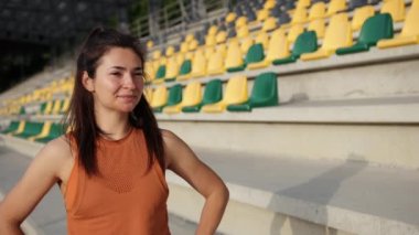 Portre çekici fitness kadını, eğitimli kadın vücudu, yaşam tarzı portresi.