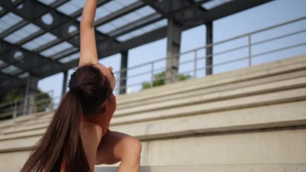 Femme sportive sportive en baskets et survêtement accroupi faire des sit-ups. Étirement — Video