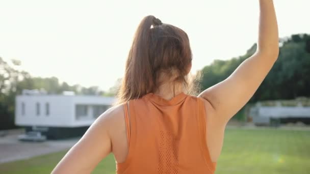 Sportvrouw doet oefeningen, warming-ups. Training in frisse lucht. Sportmeisje — Stockvideo
