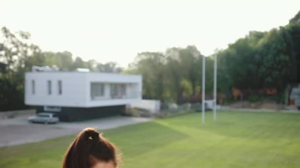 Kickboxing conceito na bela mulher pose prática. Forte jovem mulher esportes — Vídeo de Stock