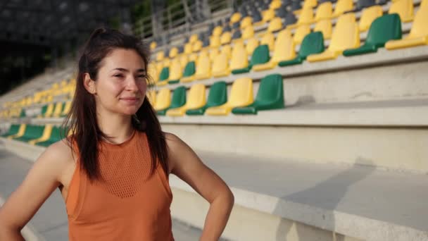 Retrato mulher fitness atraente, corpo feminino treinado, retrato de estilo de vida — Vídeo de Stock