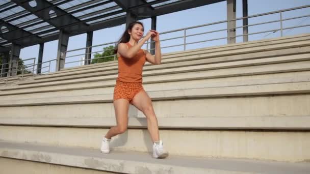 Der Fitness verschrieben. Vorderansicht der schönen jungen Frau in Stretching. — Stockvideo