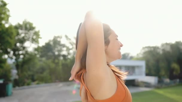 Sportvrouw doet oefeningen, warming-ups. Training in frisse lucht. Sportmeisje — Stockvideo