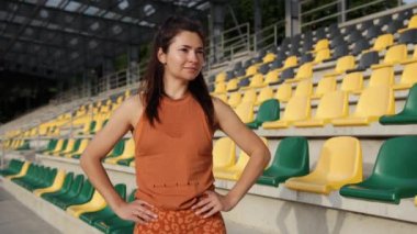 Neşeli gülümseyen spor kadın portresi. Spor salonundaki kadın yan bakıyor.