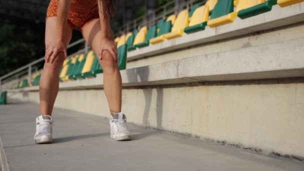 Молодая спортсменка отдыхает после пробежки. Женщина-бегунья стоит — стоковое видео