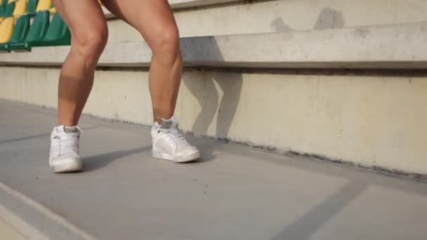 Bacaklar yakın atlıyor. Kilo verdirme fitness kadını sevinçten zıplayacak. Genç sporcu forması — Stok video