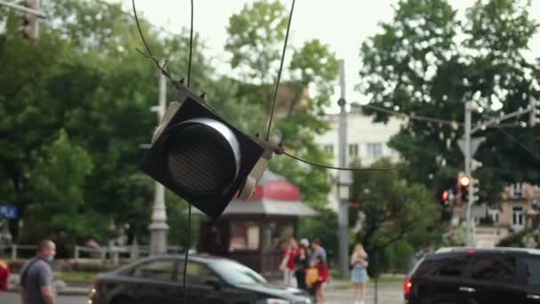 Lampu lalu lintas menggantung dari kabel listrik, itu rusak karena angin topan. — Stok Video