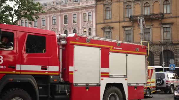 Fire truck pulls up to the scene of an accident at day. Firetruck driving on a road — Stock Video