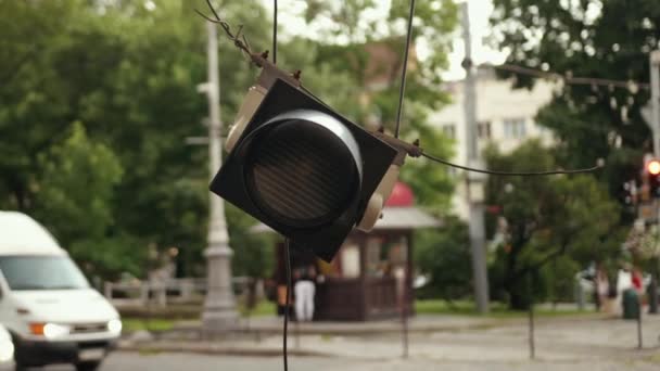 Traffic light hangs from a power cable, it was broken due to hurricane winds. — Stock Video