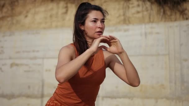 Concepto deporte adelgazante estilo de vida saludable. Ajuste deportista activa atleta mujer — Vídeos de Stock
