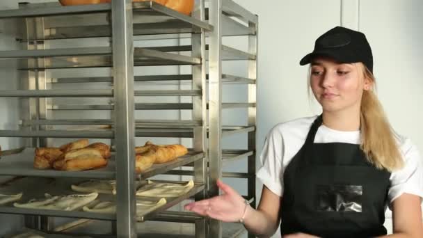 Виготовлення печива в пекарні. пісочне тісто на стійці готове для випічки печі . — стокове відео