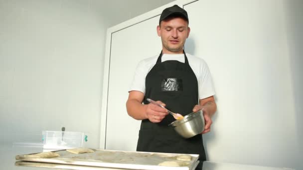 Lubrificare con un pennello preparato miscela di pasta cruda per fare panini, biscotti. — Video Stock