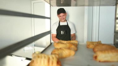 Çörek ve kurabiye yapmak için hamur karışımı bir fırçayla yağla..