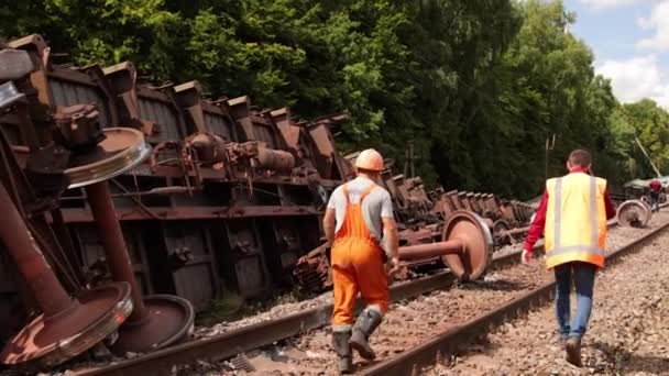 火车脱轨。运输脱轨后损坏的财产轨道，事故 — 图库视频影像