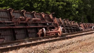 Tren raydan çıktı. Raydan çıkmış tren, çoklu elektrik ünitesi, enkaz.