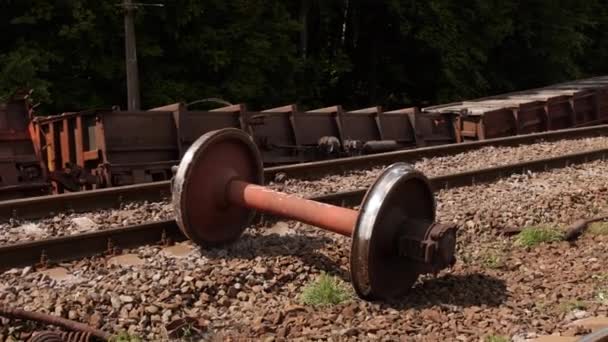 Tren raydan çıktı. Raydan çıkmış tren, çoklu elektrik ünitesi, enkaz. — Stok video