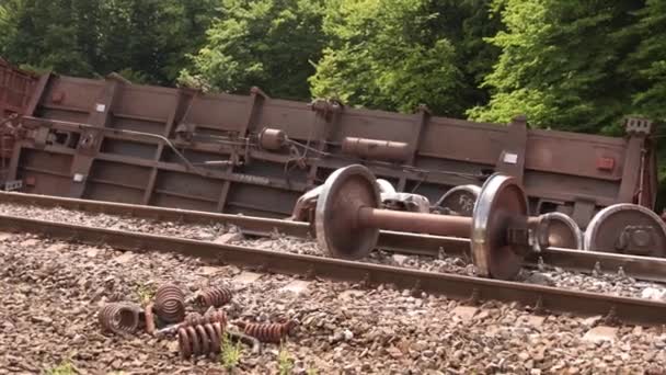 El descarrilamiento del tren. Carriles dañados después del transporte descarrilado, accidente — Vídeos de Stock