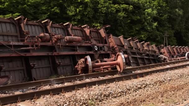 열차 탈선이요. 탈선 한 열차 여러 대, 추락 한 열 차 잔해 — 비디오