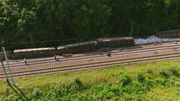 Vista Arial. Accidente de tren de mercancías, descarrilamiento del transporte, avería del tren — Vídeos de Stock