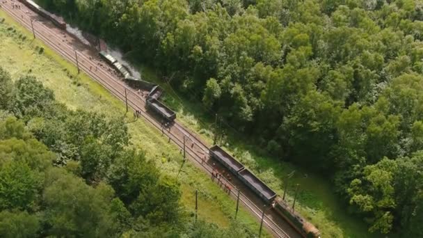 Vista Arial. Accidente de tren de mercancías, descarrilamiento del transporte, avería del tren — Vídeo de stock