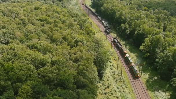 Vista Arial. Accidente de tren de mercancías, descarrilamiento del transporte, avería del tren — Vídeo de stock