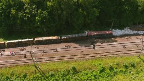 Vista ariale. Incidente del treno merci, deragliamento del trasporto, danneggiamento del treno — Video Stock